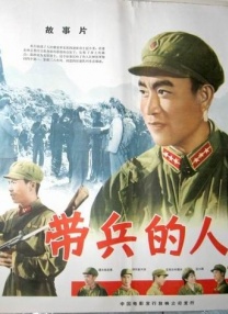 白丝打开双腿露小内裤图片